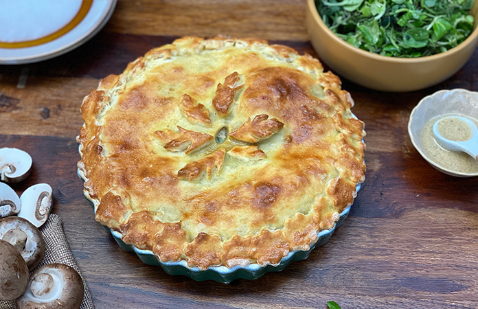 Tourte aux champignons et pâte pressée non cuite