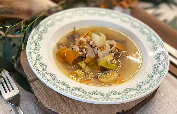 Bouillon à la queue de bœuf et aux légumes d’automne 