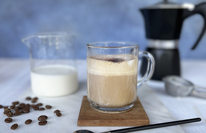 Mousse de lait au micro-ondes sur café glacé 