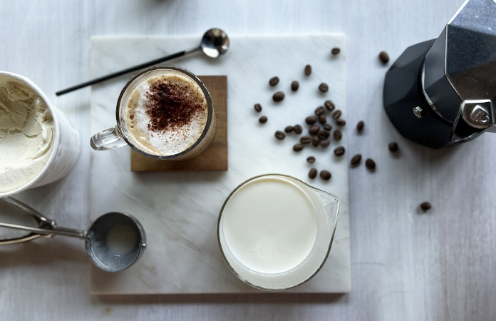 Mousse de lait au micro-ondes sur café glacé 