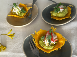 Tuile de cheddar mousse de crabe et avocat 