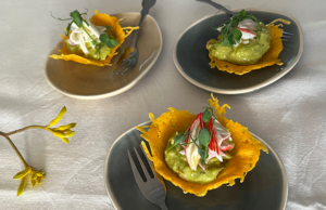 Tuile de cheddar mousse de crabe et avocat 