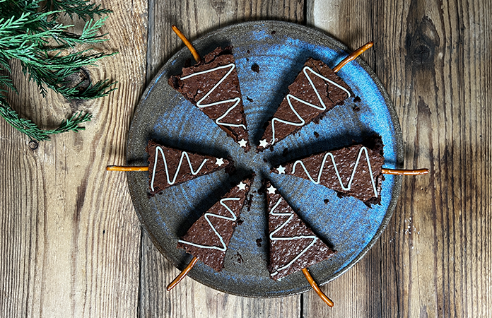 Idée 2 : Décorer un carré de moelleux avec un sapin en chocolat