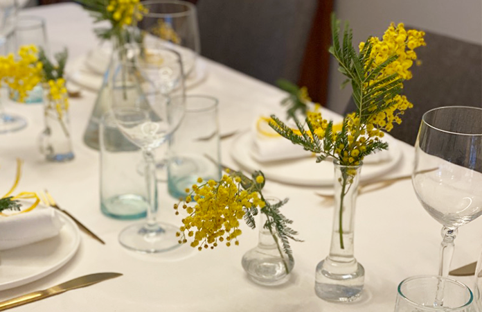 Décoration de table avec du mimosa