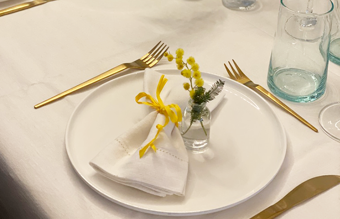 Décoration de table avec du mimosa 