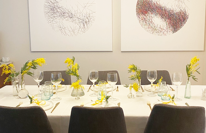Décoration de table avec du mimosa