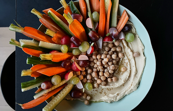 L’indispensable houmous et ses légumes croquants.