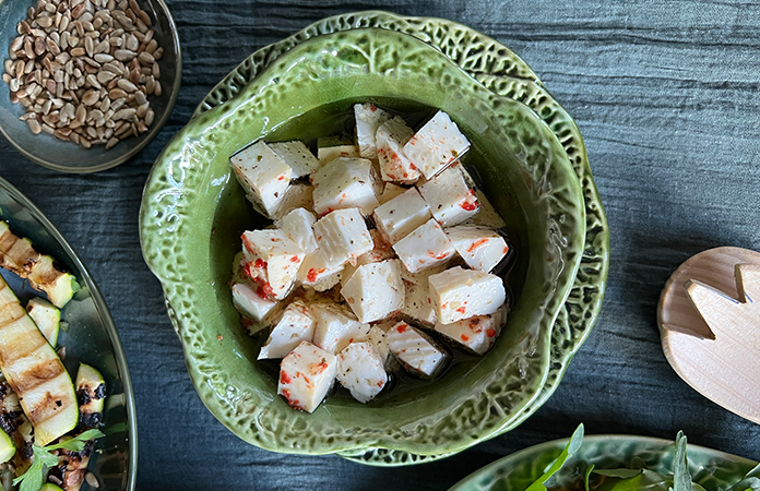 Bloc de fromage de chèvre mariné