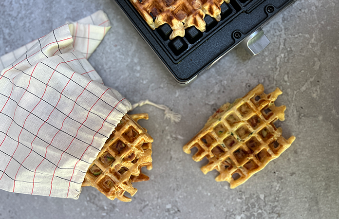 Gaufre au fromage, courgette et jambon : un en-cas sain