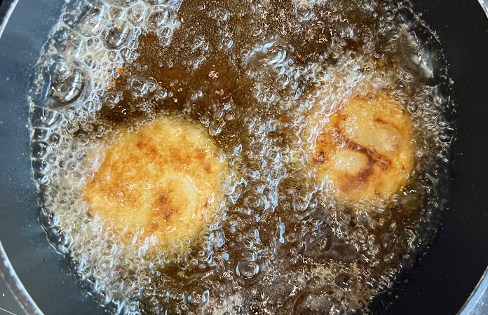 Cuisson de croquette au fromage à l'huile