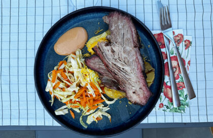 Brisket Black Angus fumé : comment le découper, le réchauffer et le déguster