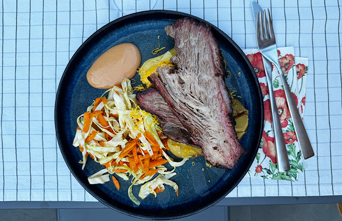 Brisket Black Angus fumé : comment le découper, le réchauffer et le déguster