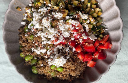 Bowl quinoa, courgettes rôties, fraises et feta