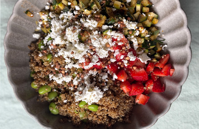 Bowl quinoa, courgettes rôties, fraises et feta