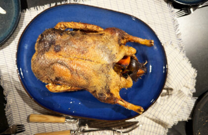 Canard rôti au four sur grille, peau dorée et chair moelleuse