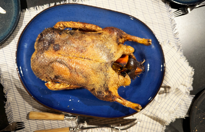 Canard rôti au four sur grille, peau dorée et chair moelleuse