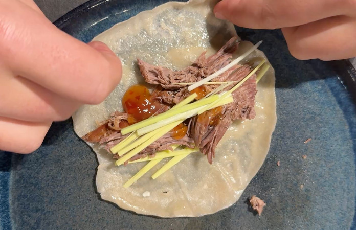 Canard rôti effiloché sur crêpes maison