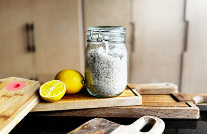 Nettoyer les planches en bois avec du citron et du gros sel naturellement