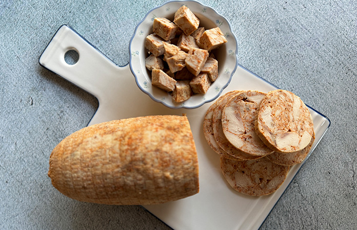 jambon de poulet maison au four vapeur présenté sur planche