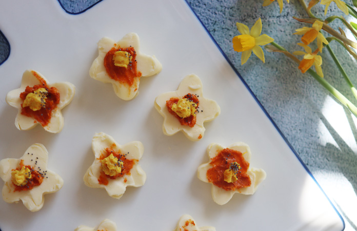 Différentes couleurs de beurre maison obtenues avec du curcuma et du paprika 
