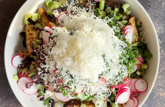 gros plan sur salade de pommes de terre croustillantes avec parmesan et herbes