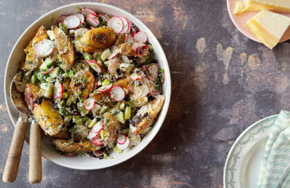 salade de pommes de terre croustillantes au four avec radis et herbes fraîches