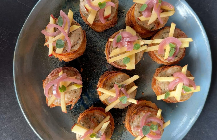 Toasts au boudin blanc de Liège IGP avec patate douce et pomme
