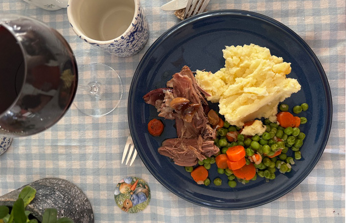 Agneau effiloché servi avec légumes et accompagnement, plat convivial et généreux
