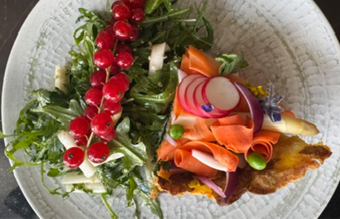 Part de quiche de pommes de terre sans pâte avec base croustillante et garniture fondante