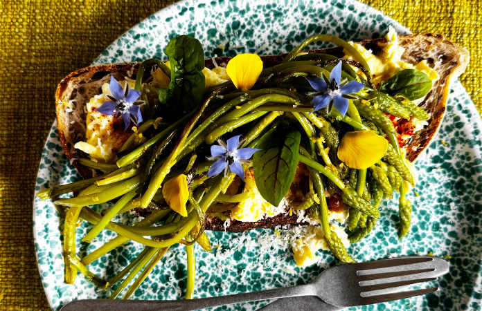 Tartine aux asperges sauvages et œufs brouillés aériens avec parmesan et citron
