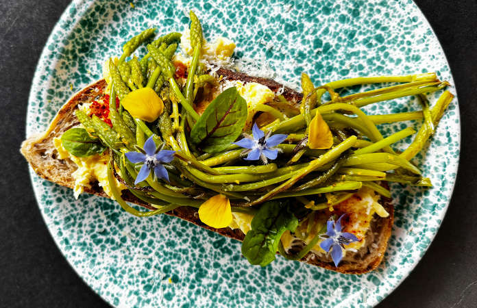 Tartine aux asperges sauvages et œufs brouillés aériens avec parmesan et citron