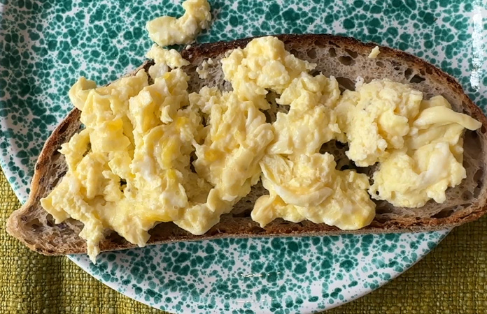 Technique de cuisson des œufs brouillés à l’eau pour une texture légère et moelleuse
