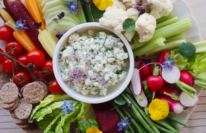 Dip à la Boulette de Wallonie entouré de légumes croquants pour l’apéritif