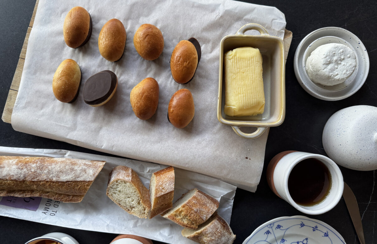 Sandwichs mous au chocolat servis sur une table de petit-déjeuner.