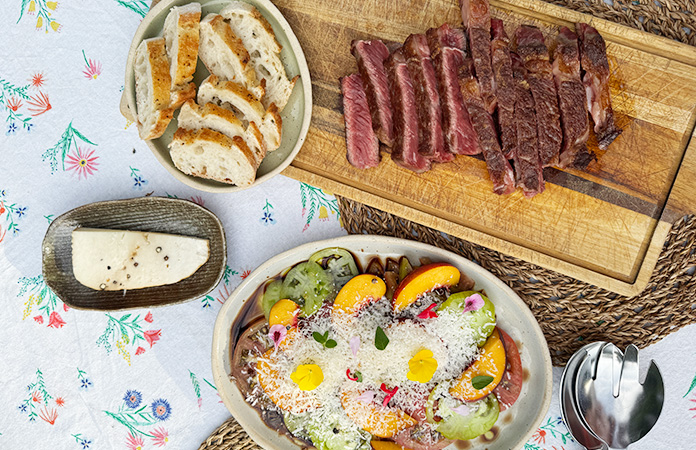 Tagliata de bœuf aux tomates, nectarines et pecorino