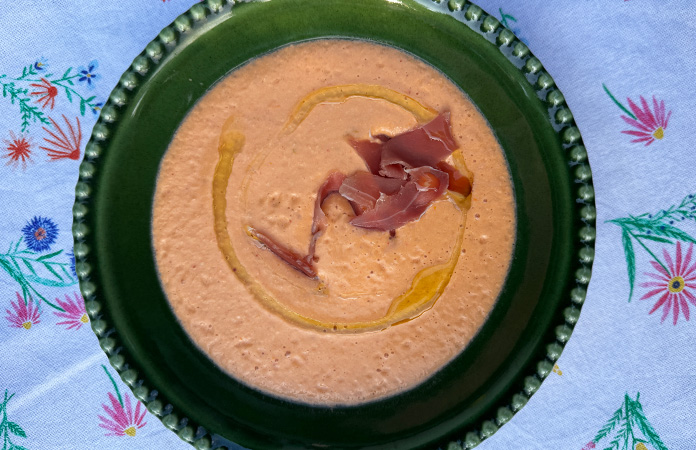 Préparez un salmorejo aux amandes sans pain, une soupe froide de tomates