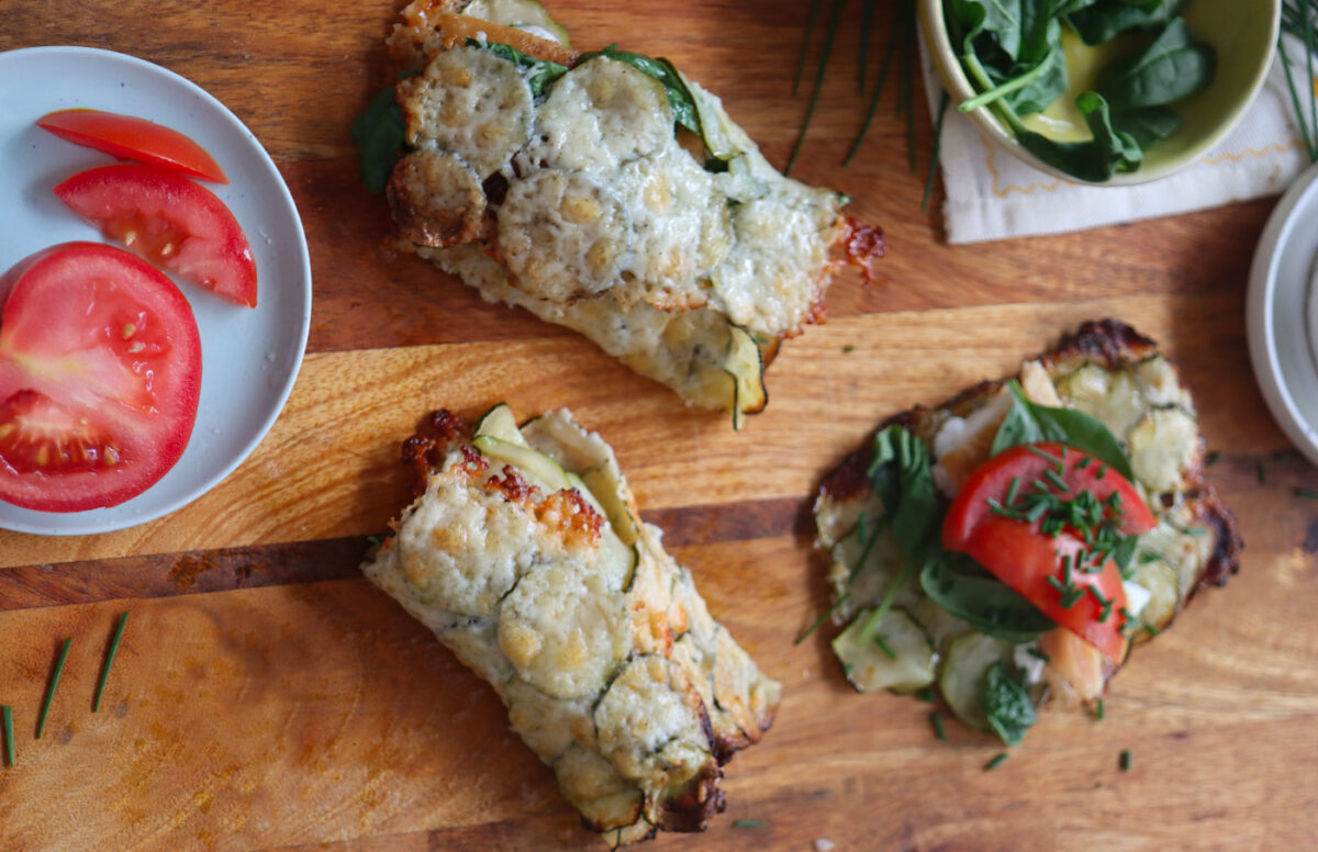 Wrap de courgette au four garni de chèvre frais, truite fumée, tomate et épinards Description : Wrap de courgette doré garni de fromage de chèvre frais, tomate, truite fumée d’Ardenne et feuilles d’épinards.