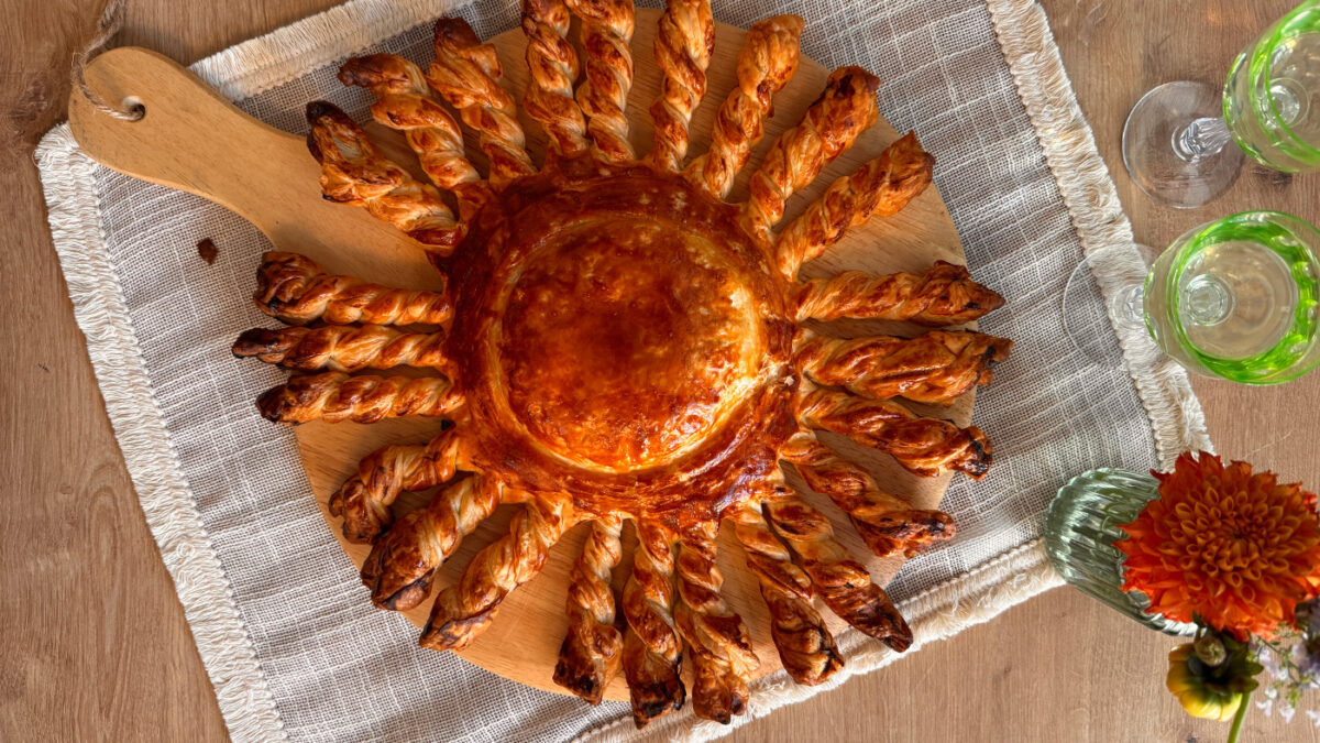 Soleil feuilleté au fromage coulant, miel et noisettes