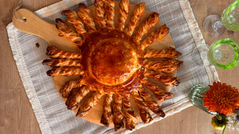 Soleil feuilleté au fromage coulant, miel et noisettes